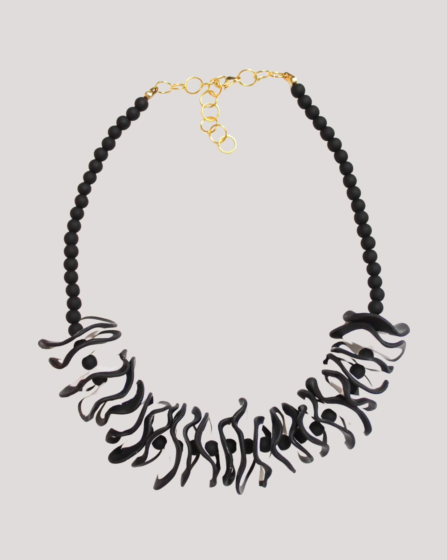COLLAR JUANA BLANCO Y NEGRO + AROS JARDÍN BLANCO