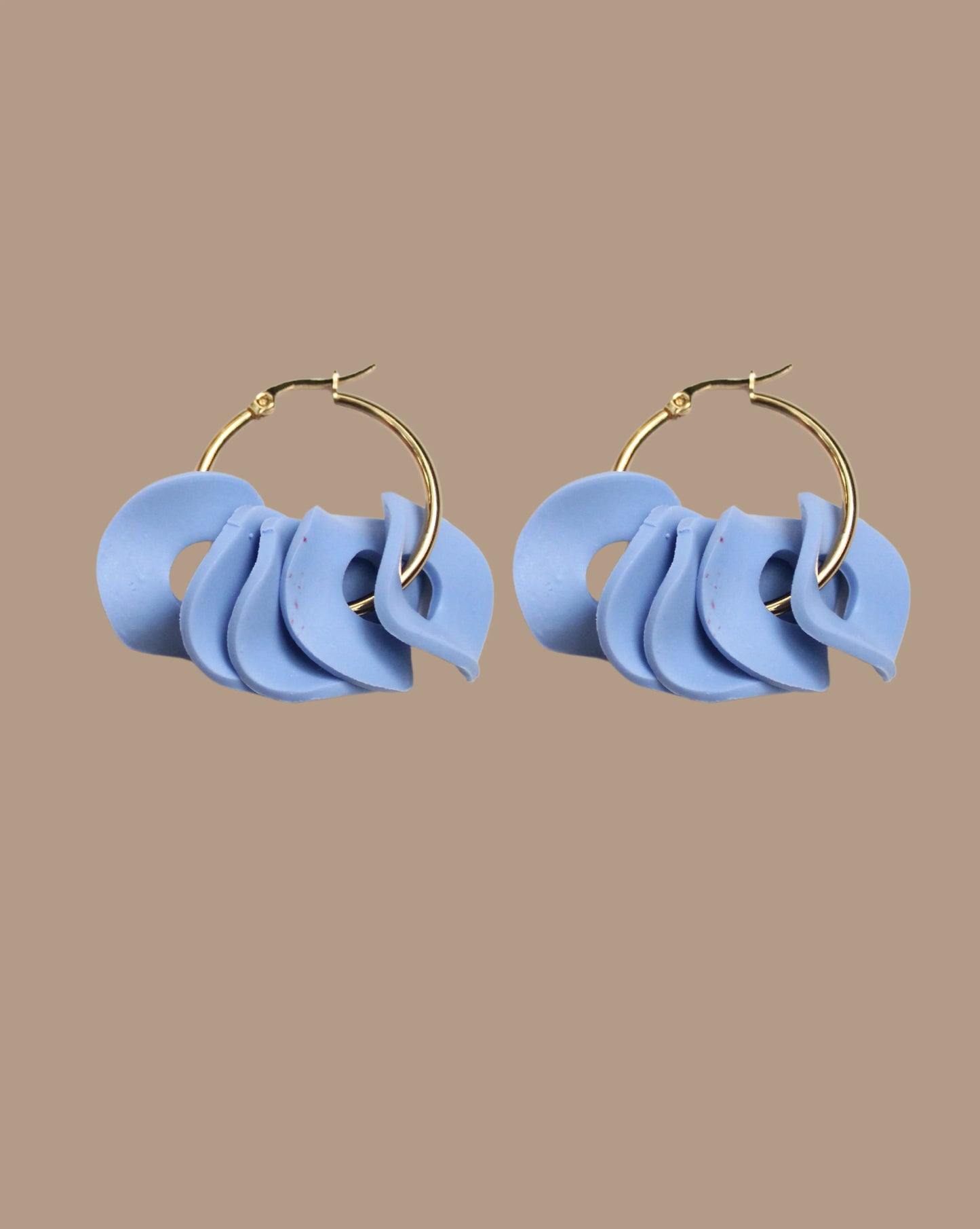 AROS ARGOLLAS DORADAS PÉTALOS CELESTES