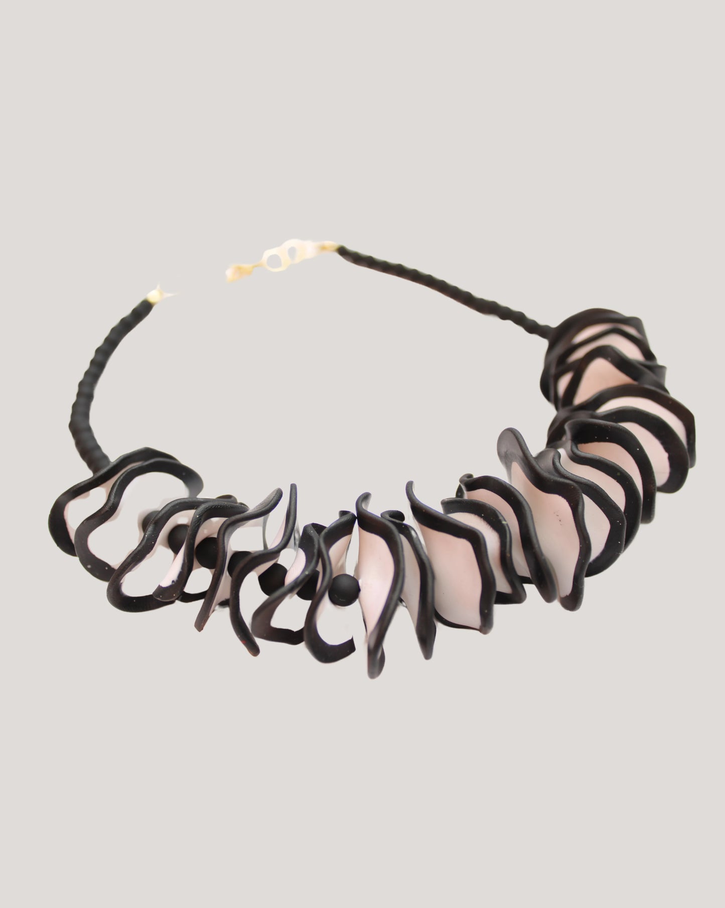 COLLAR BLANCO NEGRO JUANA