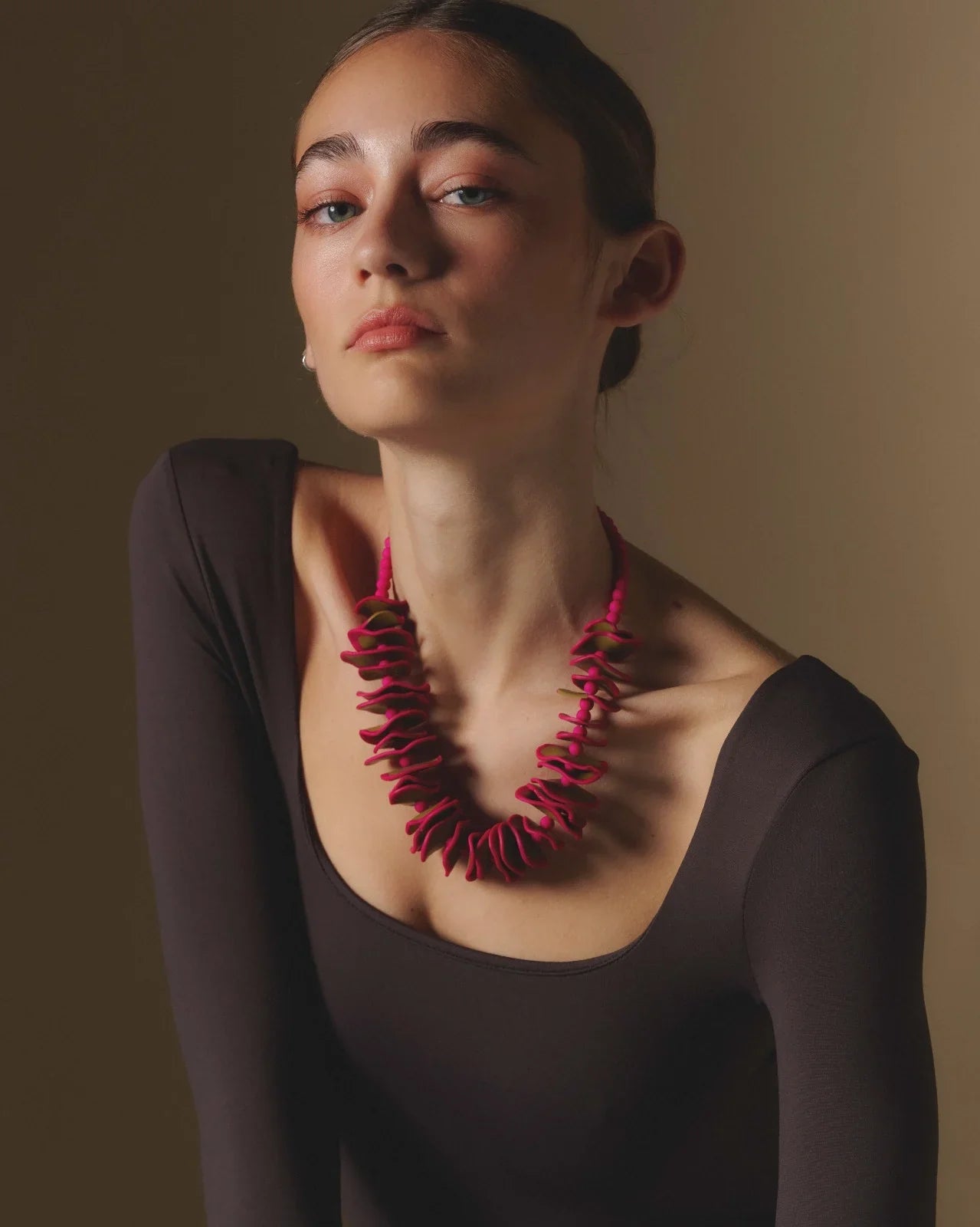 COLLAR FUCSIA VERDE JULIETTE + AROS GIORGIA MORADO FUCSIA VERDE