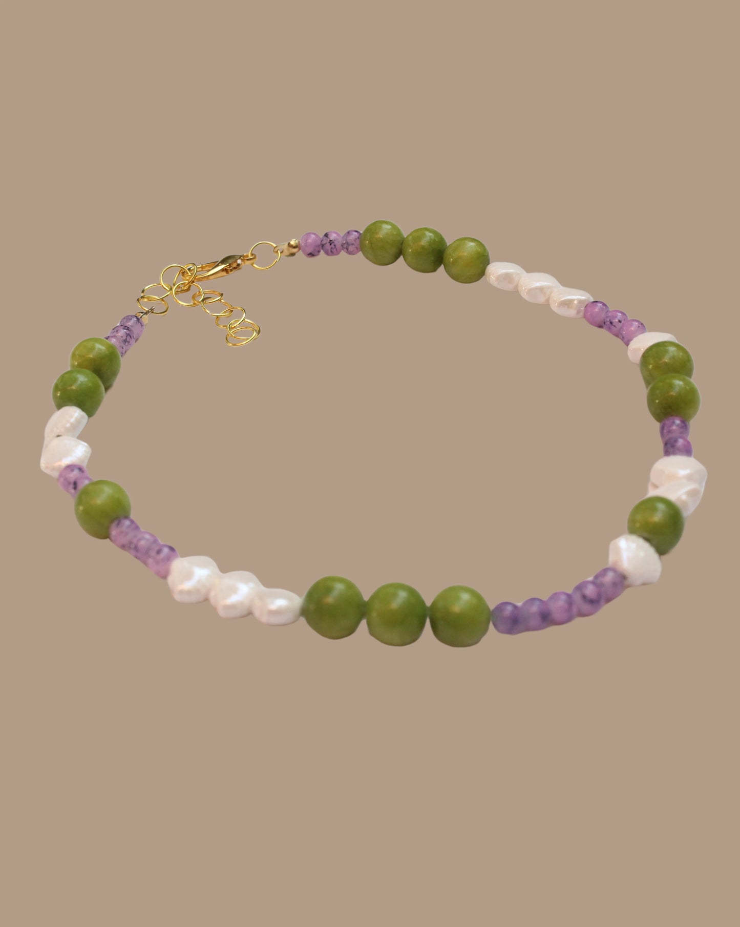 COLLAR VERDE BLANCO LILA CONCHITAS