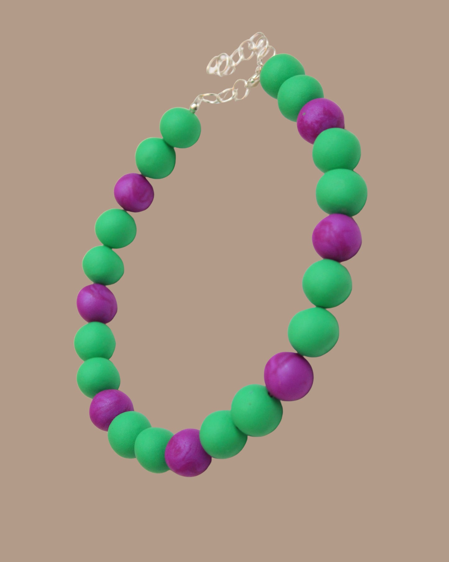 COLLAR VERDE MORADO PELOTAS BICOLOR