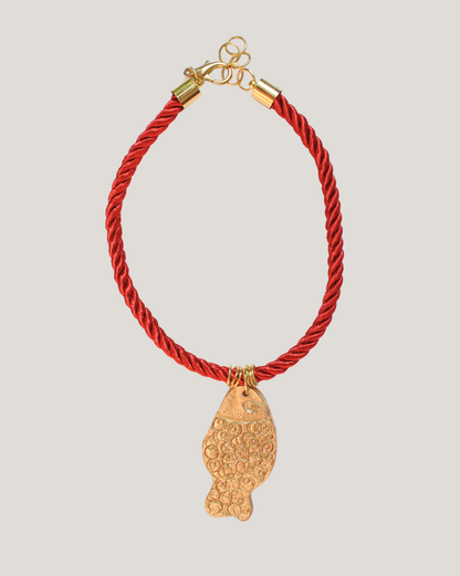 COLLAR PEZ DORADO TEXTURAS Y CORDÓN ROJO