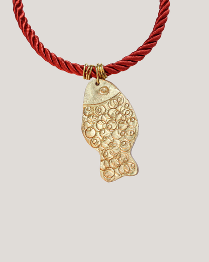 COLLAR PEZ DORADO TEXTURAS Y CORDÓN ROJO