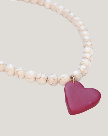 COLLAR PELOTAS MARMOLADAS CORAZÓN ROJO