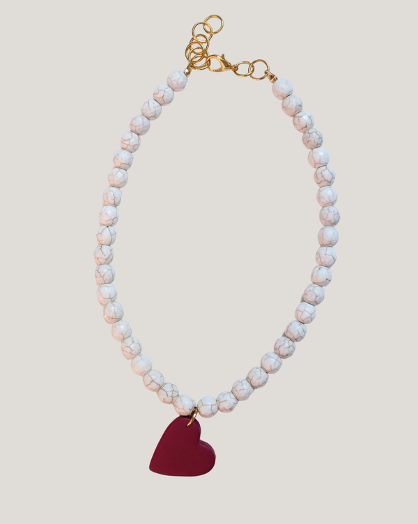 COLLAR PELOTAS MARMOLADAS CORAZÓN ROJO