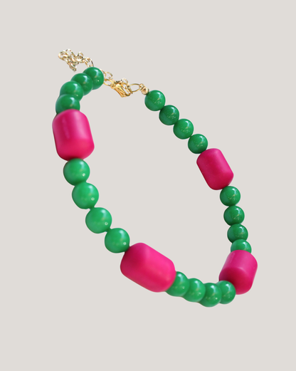 COLLAR PELOTAS VERDES Y OVALOS FUCSIA