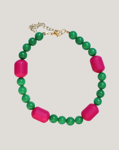 COLLAR PELOTAS VERDES Y OVALOS FUCSIA