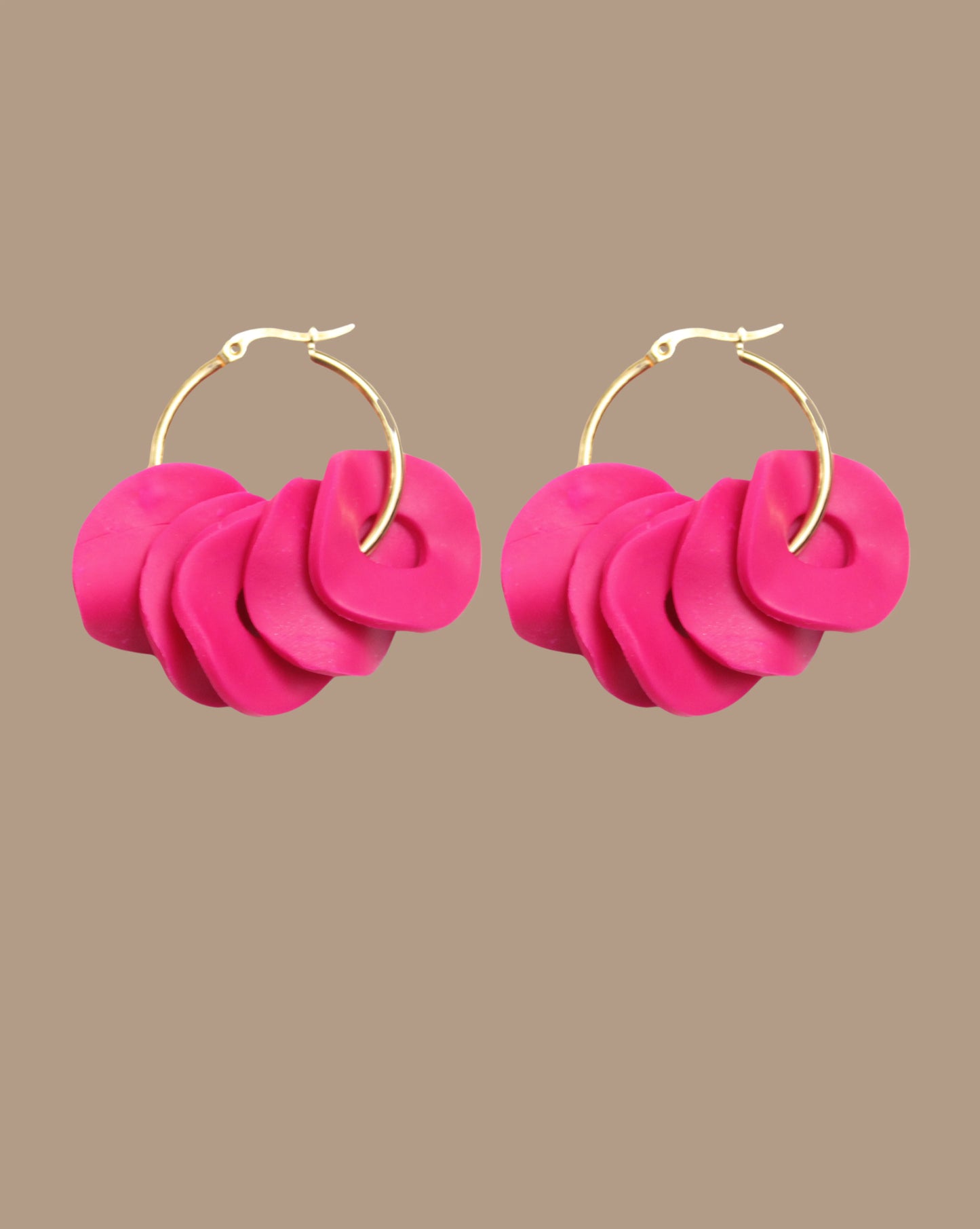 AROS ARGOLLAS DORADAS PÉTALOS FUCSIA
