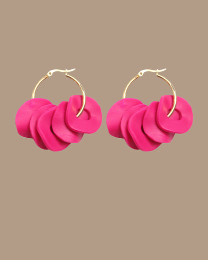 AROS ARGOLLAS DORADAS PÉTALOS FUCSIA
