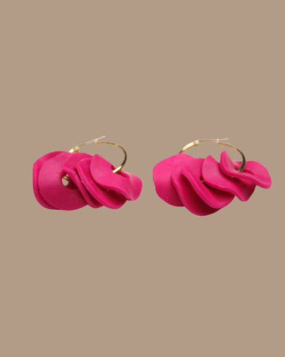 AROS ARGOLLAS DORADAS PÉTALOS FUCSIA
