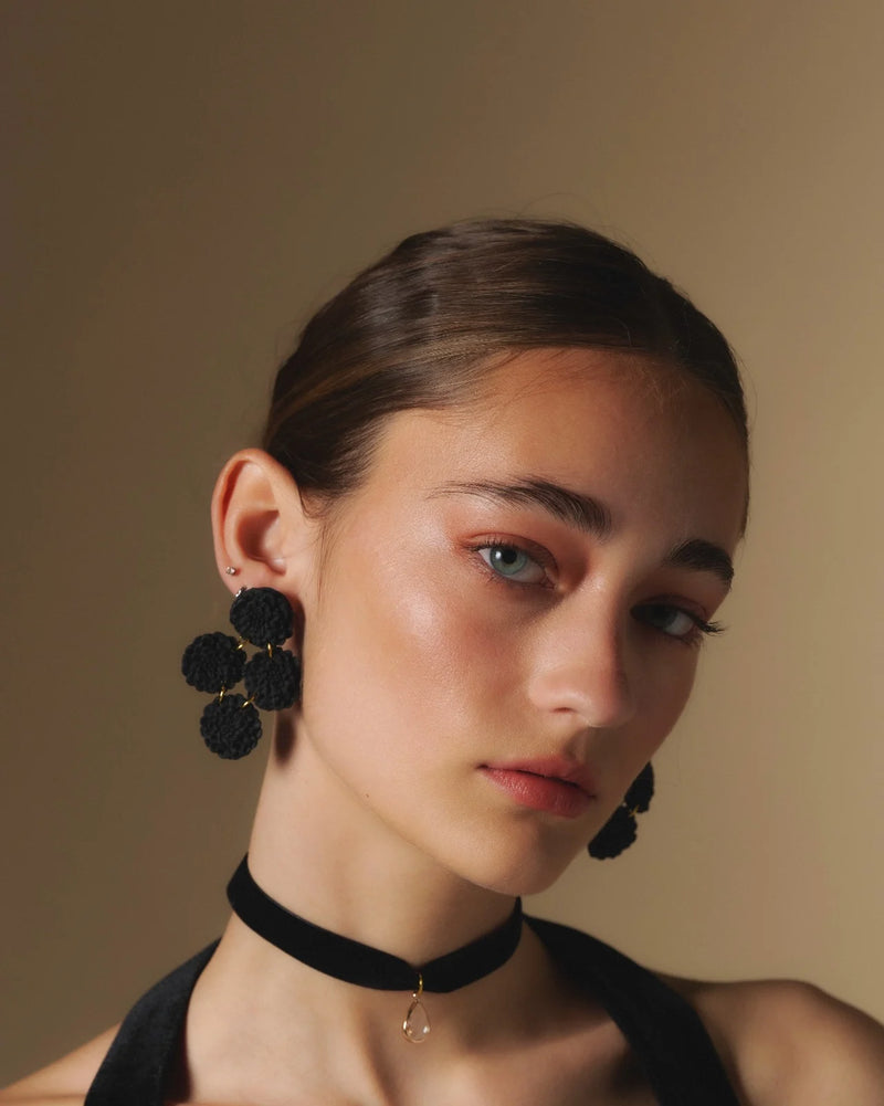 AROS NEGROS CUATRO FLORES CLAVELIN