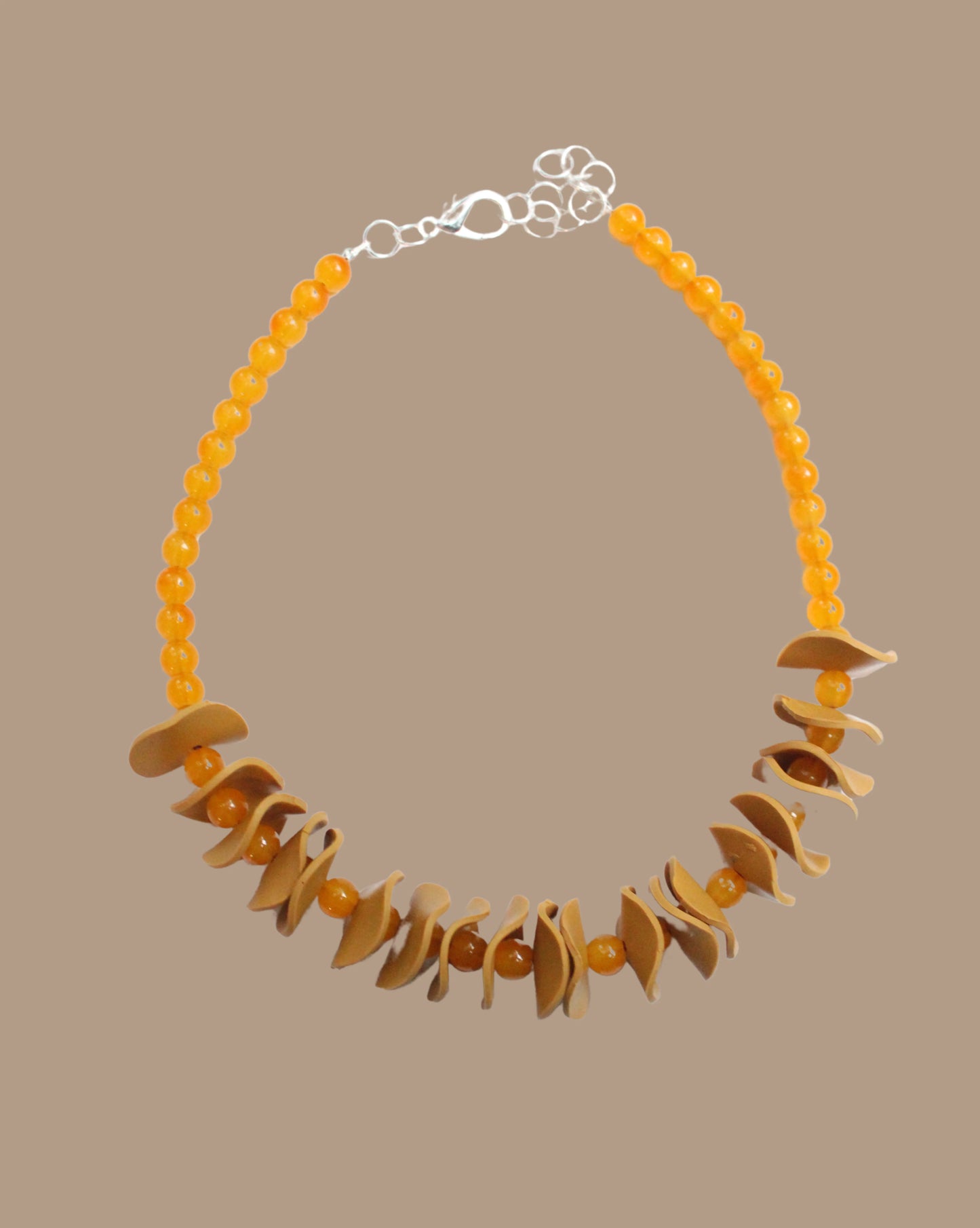 COLLAR MOSTAZA PELOTAS ONDAS