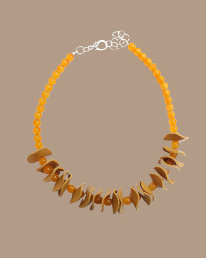 COLLAR MOSTAZA PELOTAS ONDAS