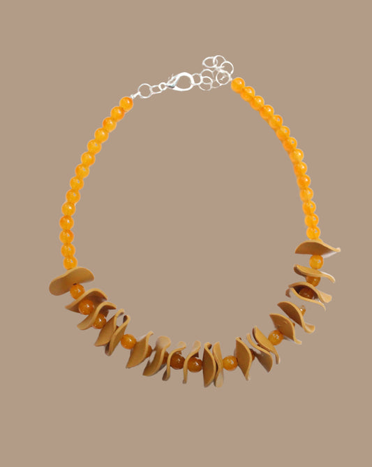 COLLAR MOSTAZA PELOTAS ONDAS