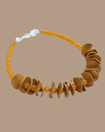 COLLAR MOSTAZA PELOTAS ONDAS