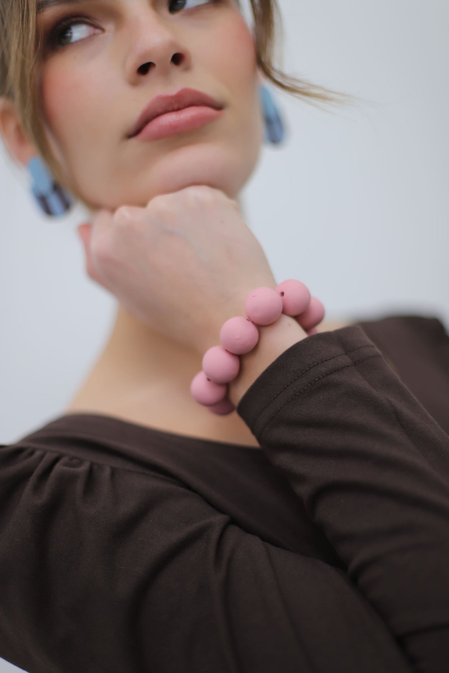 AROS MEDIO ÓVALO LÍNEAS + PULSERA PELOTAS