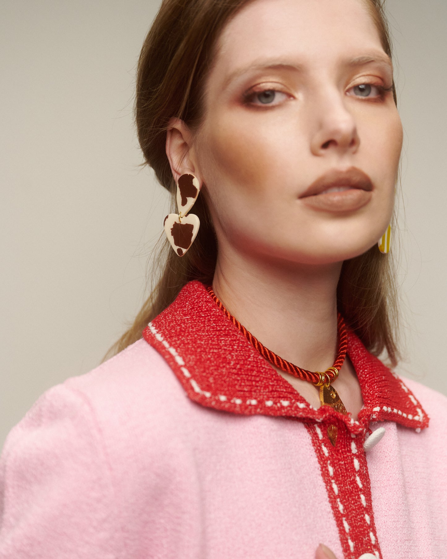 COLLAR PEZ DORADO TEXTURAS Y CORDÓN ROJO