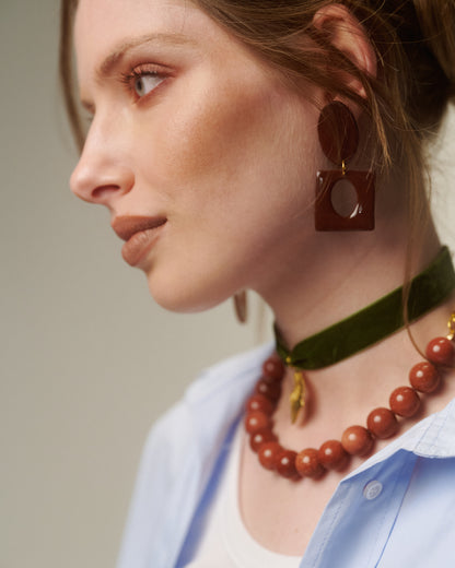 COLLAR PELOTAS CAFÉ BRILLO