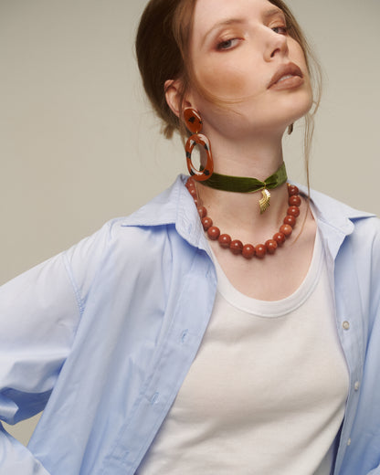 COLLAR PELOTAS CAFÉ BRILLO