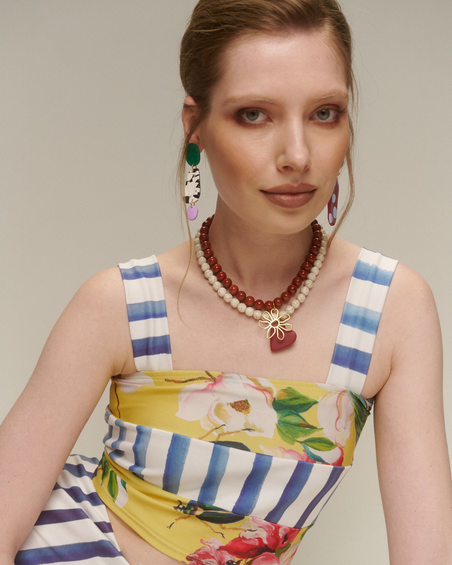 COLLAR PELOTAS MARMOLADAS CORAZÓN ROJO