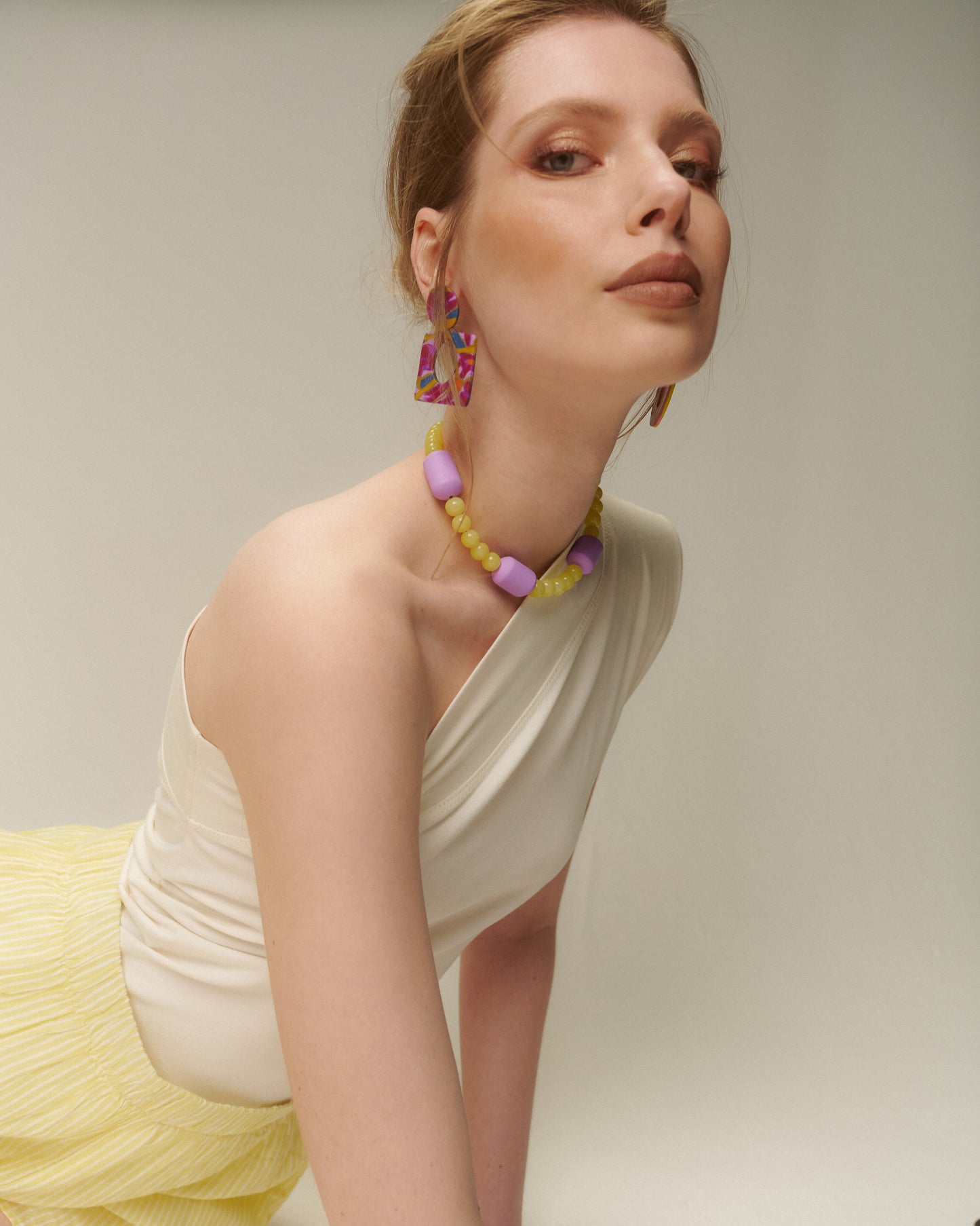 COLLAR PELOTAS MANTEQUILLA Y OVALOS LILA